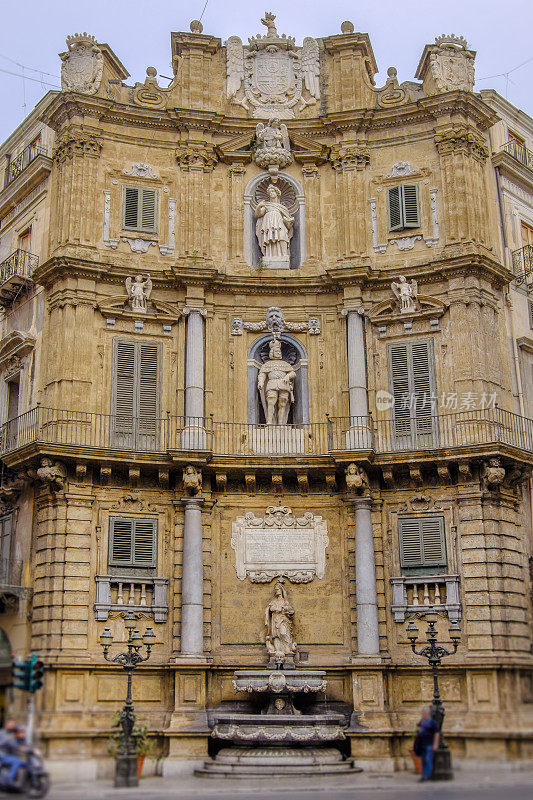 Palermo, Quattro Canti，一个巴洛克式的广场，官方名称是Piazza Vigliena，建于17世纪早期，位于城市(意大利西西里)的两条主要街道的交叉处